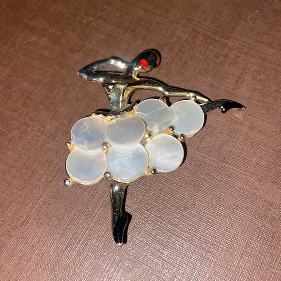 Vintage brooch/pin ballerina mother of pearl gold tone - Picture 2 of 12